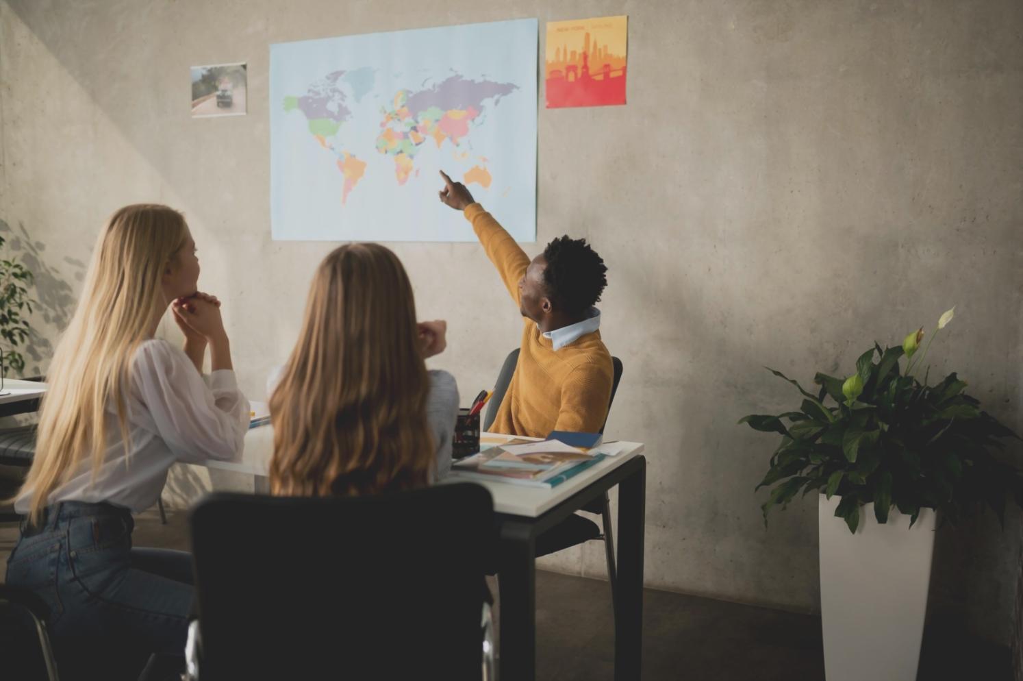 Personne travaillant sur son planning d'apprentissage personnalisé